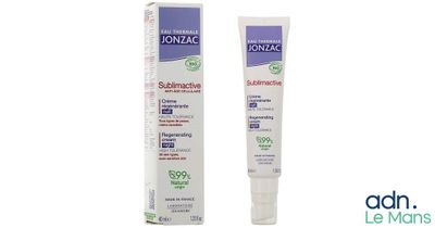 un gros plan d'un tube de dentifrice à côté d'une boîte de dentifrice