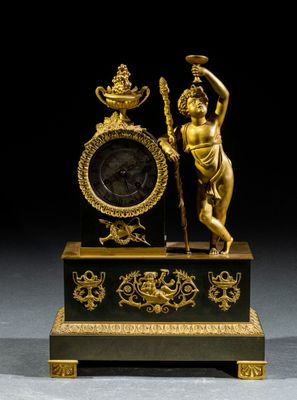 une statue de femme tenant une horloge sur une table