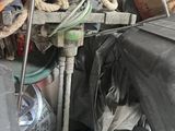 un tas de vieilleries à l'arrière d'un camion