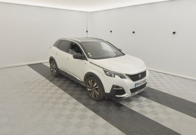 la voiture blanche est garée dans le garage sur le sol en damier
