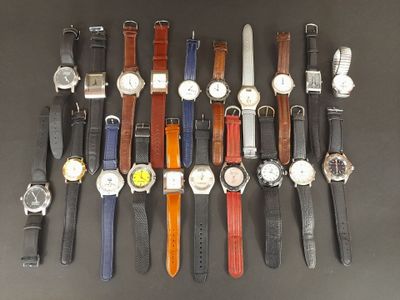 un grand nombre de montres posées sur une table