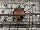 un miroir accroché au mur d'un immeuble