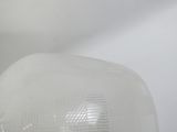 un chapeau blanc posé sur une table