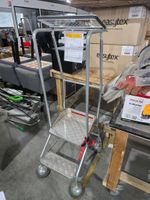 Plate-forme logistique à deux marches sur roulettes