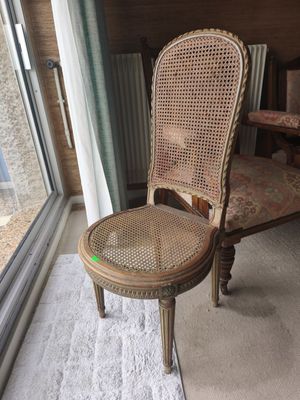 Une chaise cannée de style Louis XVI (petit accident sur le …