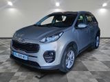 la voiture argentée est garée sur un sol en damier dans le garage