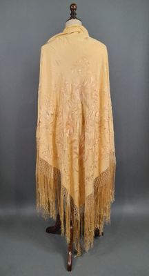 un châle jaune à franges sur un mannequin, un mannequin, un mannequin, un mannequin, un mannequin, un mannequin, un mannequin, un mannequin, un mannequin, un mannequin, un mannequin, un mannequin, un mannequin, un mannequin, un mannequin, un mannequin, un mannequin, un mannequin, un mannequin, un mannequin, un mannequin, un mannequin, un mannequin, un mannequin, un mannequin, un mannequin, un mannequin, un mannequin, un mannequin, un mannequin, un mannequin, un mannequin, un mannequin