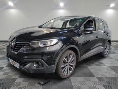 la voiture noire est garée sur un sol en damier dans le garage