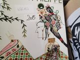 une photo d'un livre sur laquelle figure une femme en robe