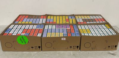 Plusieurs cartons de canettes de soda sont empilés les uns sur les autres
