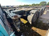 un camion qui est garé sur un terrain avec d'autres camions