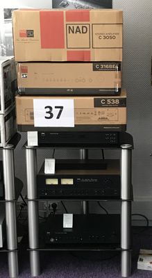 des boîtes empilées les unes sur les autres sur une étagère dans une pièce