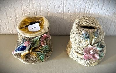 deux vases ornés d'oiseaux, posés sur une table