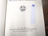 un livre ouvert sur lequel figure l'image d'une horloge
