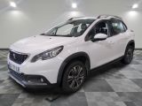 la voiture blanche est garée sur un sol en damier dans le garage