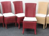 six chaises rouges et beiges sont alignées contre un mur blanc