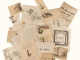 une pile de vieilles cartes postales illustrées