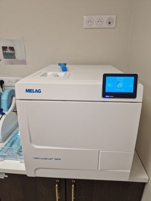 une machine posée sur un comptoir