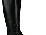 gros plan d'une paire de bottes noires sur fond blanc