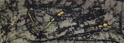 un tableau noir et jaune accroché au mur d'une pièce