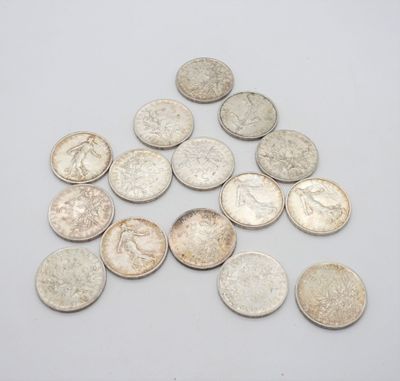 une pile de pièces d'argent posée sur une surface blanche