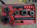 une boîte à outils rouge avec des outils sur une table
