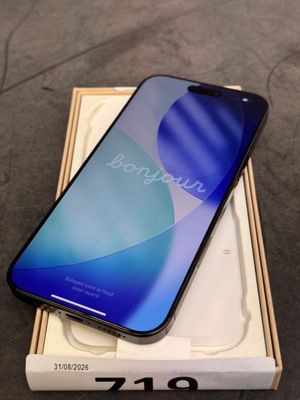 un gros plan d'une boîte sur laquelle est posé un téléphone