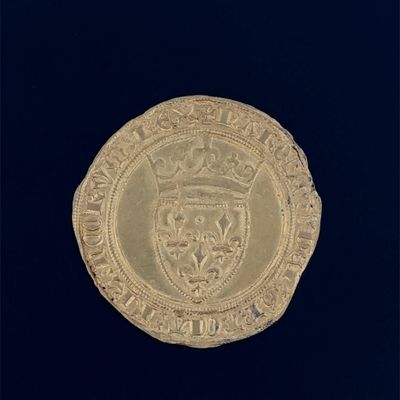 Gros plan sur une pièce d'or ornée d'une couronne
