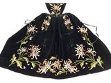 une robe noire ornée d'un motif floral
