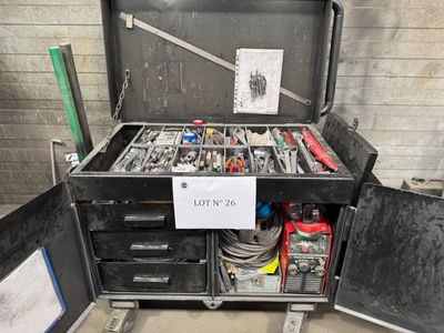 une boîte à outils contenant des outils, dans un garage