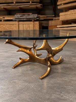 un gros plan d'une table avec un plateau en verre posée sur le sol