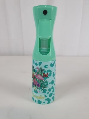 La bouteille est verte et est ornée d'un motif représentant un flamant rose.