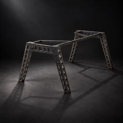 une structure métallique qui se trouve au milieu d'une pièce sombre