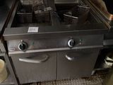 une photo d'une cuisine professionnelle équipée d'une friteuse double