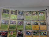 une photo montrant un présentoir de cartes Pokémon accroché au mur