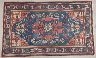 un tapis bleu et rouge orné d'un motif floral
