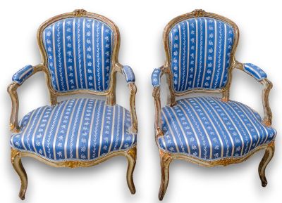 paire de fauteuils de style Louis XV avec revêtement bleu