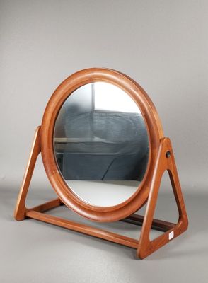 un miroir posé sur un pied au sol
