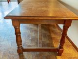 a table that is sitting on the floor in the room