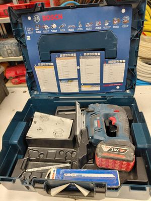 une boîte à outils bleue avec des outils sur une table
