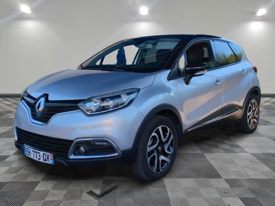une voiture argentée garée sur le sol en damier d'un garage