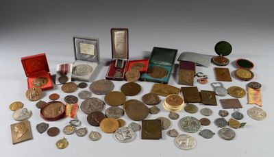 un lot de pièces de monnaie posées sur une table