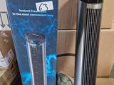 une photo d'un purificateur d'air noir et argent posé sur une boîte en carton