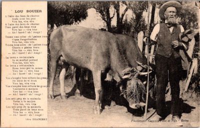 une vieille photo d'un homme debout à côté d'une vache