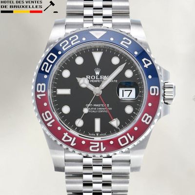une montre Rolex avec une lunette rouge, blanche et bleue