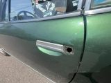 une voiture verte avec un impact de balle dans la portière