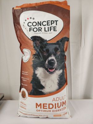 un sac de croquettes posé sur une table