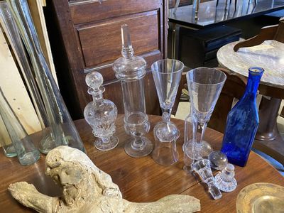 une table en bois sur laquelle sont posés des vases et des verres