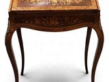 une image représentant une petite table en bois ornée d'un motif floral