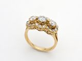 gros plan d'une bague en or ornée de trois diamants